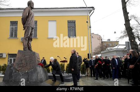 Natalia Soljenitsyne, veuve du prix Nobel Alexandre Soljenitsyne met des fleurs sur un monument à la renommée de l'écrivain russe Le président russe Vladimir Poutine à droite, le 11 décembre 2018 à Moscou, Russie. Le célèbre dissident a été honoré par Poutine sur le 100e anniversaire de sa naissance. Banque D'Images