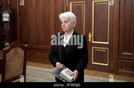 Natalia Soljenitsyne, veuve du prix Nobel Alexandre Soljenitsyne, arrive de rencontrer le président russe Vladimir Poutine, sur le 100e anniversaire de la naissance de la célèbre écrivain russe dissident au Kremlin, le 11 décembre 2018 à Moscou, Russie. Banque D'Images