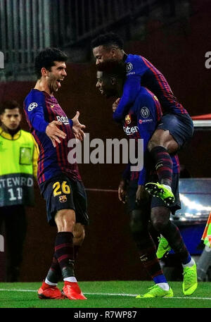 Barcelone. Dec 11, 2018. Ousmane Dembele du FC Barcelone (2e R) célèbre son but avec ses coéquipiers Carles Alena (avant l) et Nelson Semedo au cours d'une Ligue des Champions Groupe B match entre FC Barcelone et Tottenham Hotspur à Barcelone, Espagne, le 11 décembre 2018. Le match s'est terminé 1-1. Credit : Joan Gosa/Xinhua/Alamy Live News Banque D'Images