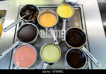 Grenzach Wyhlen, Allemagne. 28 Nov, 2018. Pots de sauces sont placés sur une plaque chauffante dans la cuisine de l'hôtel Eckert. Au moment de Noël, il y a un manque de personnel dans la gastronomie en Bade-Wurtemberg. Innkeepers prendre plus de jours de congé, de réduire les heures d'ouverture et de réduire le menu. (À lsw-KORR : "Si les serveurs et les cuisiniers sont disparus - pénurie de personnel dans la restauration' du 12.12.2018) Crédit : Patrick Seeger/dpa/Alamy Live News Banque D'Images