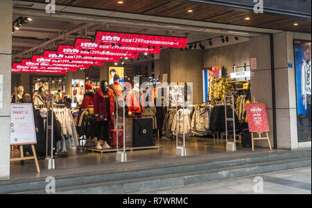 Chengdu, Chengdu, Chine. Dec 12, 2018. Chengdu, Chine-Stores sont entassés avec les clients au cours de Double 12 Shopping Festival à Chengdu, dans le sud-ouest de ChinaÃ¢â€ Province du Sichuan. Crédit : SIPA Asie/ZUMA/Alamy Fil Live News Banque D'Images