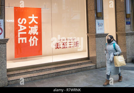 Chengdu, Chengdu, Chine. Dec 12, 2018. Chengdu, Chine-Stores sont entassés avec les clients au cours de Double 12 Shopping Festival à Chengdu, dans le sud-ouest de ChinaÃ¢â€ Province du Sichuan. Crédit : SIPA Asie/ZUMA/Alamy Fil Live News Banque D'Images