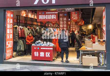 Chengdu, Chengdu, Chine. Dec 12, 2018. Chengdu, Chine-Stores sont entassés avec les clients au cours de Double 12 Shopping Festival à Chengdu, dans le sud-ouest de ChinaÃ¢â€ Province du Sichuan. Crédit : SIPA Asie/ZUMA/Alamy Fil Live News Banque D'Images