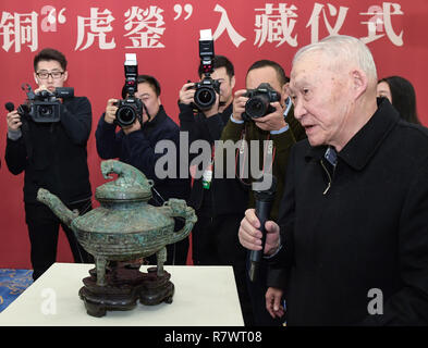 (181212) -- BEIJING, le 12 décembre 2018 (Xinhua) -- la relique culturelle Ji Sun expert présente le tigre en bronze de Yuanmingyuan, Ying pillés ou l'Ancien Palais d'été, lors d'une cérémonie pour marquer son entrée dans les collections du Musée national de Chine à Beijing, capitale de Chine, le 11 décembre 2018. Le navire a été vendu aux enchères en avril par la chaîne britannique Canterbury Galeries Vente aux enchères. L'acheteur, grâce à la maison d'enchères, a communiqué avec l'Administration d'Etat du patrimoine culturel (SACH) à la fin d'avril et a exprimé l'espoir d'un don inconditionnel. Voir les ressources du navire, appartenant autrefois à la Roya Banque D'Images