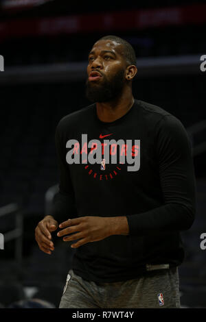 Los Angeles, CA, USA. Dec 11, 2018. Centre Toronto Raptors Greg Monroe # 15 se réchauffe avant les Toronto Raptors vs Los Angeles Clippers au Staples Center le 11 décembre 2018. (Photo par Jevone Moore) Credit : csm/Alamy Live News Banque D'Images