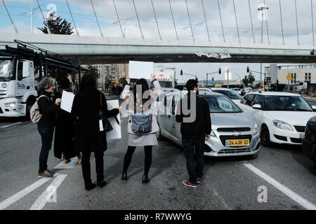 Jérusalem, Israël. 12 Décembre, 2018. Une poignée de manifestants bloquent partiellement l'entrée principale de Jérusalem à côté du pont de cordes, une semaine seulement après qu'Israël a tenu une grève nationale pour protester contre la violence domestique contre les femmes comme la 25e femme victime de cette année a été trouvé poignardé dans sa maison hier. Le mari de 29 ans, Imad Ahmed Awad Arabe israélien d'Acre a été arrêté pour suspicion de meurtre. Credit : Alon Nir/Alamy Live News Banque D'Images