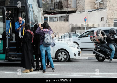 Jérusalem, Israël. 12 Décembre, 2018. Une poignée de manifestants bloquent partiellement l'entrée principale de Jérusalem à côté du pont de cordes, une semaine seulement après qu'Israël a tenu une grève nationale pour protester contre la violence domestique contre les femmes comme la 25e femme victime de cette année a été trouvé poignardé dans sa maison hier. Le mari de 29 ans, Imad Ahmed Awad Arabe israélien d'Acre a été arrêté pour suspicion de meurtre. Credit : Alon Nir/Alamy Live News Banque D'Images