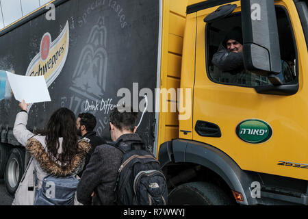 Jérusalem, Israël. 12 Décembre, 2018. Une poignée de manifestants bloquent partiellement l'entrée principale de Jérusalem à côté du pont de cordes, une semaine seulement après qu'Israël a tenu une grève nationale pour protester contre la violence domestique contre les femmes comme la 25e femme victime de cette année a été trouvé poignardé dans sa maison hier. Le mari de 29 ans, Imad Ahmed Awad Arabe israélien d'Acre a été arrêté pour suspicion de meurtre. Credit : Alon Nir/Alamy Live News Banque D'Images