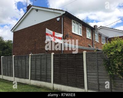 L'Essex, Royaume-Uni. 5 juillet, 2016. Un drapeau anglais, avec le rouge de la croix de Saint-Georges sur fond blanc, les vagues d'une chambre à Southend, Castle Point, en pays d'Essex, Royaume-Uni, le 5 juillet 2016. Credit : Teresa Peda/dpa | dans le monde d'utilisation/dpa/Alamy Live News Banque D'Images