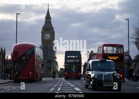 Londres, Royaume-Uni. 3ème Oct 2017. Des taxis et bus peuvent être perçus sur un pont de Westminster à Londres, en Angleterre, le 3 octobre 2017. Dans l'arrière-plan Elizabeth Tower et Big Ben peut être repéré. Credit : Monika Skolimowska/dpa-Zentralbild/dpa | dans le monde d'utilisation/dpa/Alamy Live News Banque D'Images