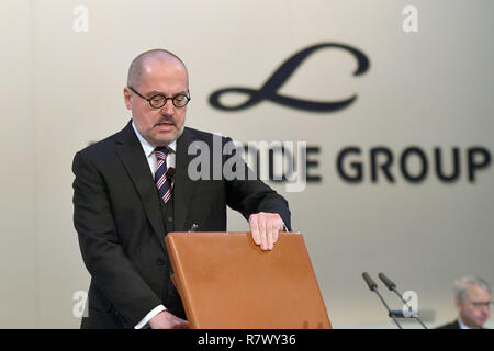 Munich, Allemagne. Dec 12, 2018. Aldo Belloni (Chef de la direction, directeur général), ouvre son porte-documents, l'assemblée générale extraordinaire du groupe LINDE sur 2018 à Munich, 12.12.2018 | Conditions de crédit dans le monde entier : dpa/Alamy Live News Banque D'Images