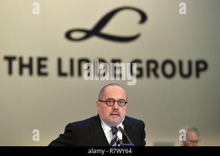 Munich, Allemagne. Dec 12, 2018. Aldo Belloni (Chef de la direction, directeur général), en face de logo. Le groupe LINDE-Assemblée Générale Extraordinaire 2018 le 12.12.2018 à Munich, dans le monde de l'utilisation | Credit : dpa/Alamy Live News Banque D'Images