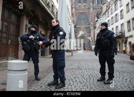 Strasbourg, France. Dec 12, 2018. Patrouille de policiers dans le centre de Strasbourg, France le 12 décembre 2018. La police française sont à la recherche d'un tireur après qu'il a tué au moins quatre personnes et blessé 13 autres personnes mardi soir à proximité d'un marché de Noël de Strasbourg à la frontière allemande. Credit : Ye Pingfan/Xinhua/Alamy Live News Banque D'Images