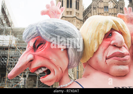 London UK.12 Décembre 2018. Une camionnette transportant des effigies du Premier ministre Theresa May, Boris Johnson et Michael Gove en dehors du Parlement. Premier ministre Theresa peut affronter un vote de confiance après le nombre requis de lettres ont été soumises au Président du Comité 1922 Sir Graham Brady a déclenché une course à la direction Crédit : amer ghazzal/Alamy Live News Banque D'Images