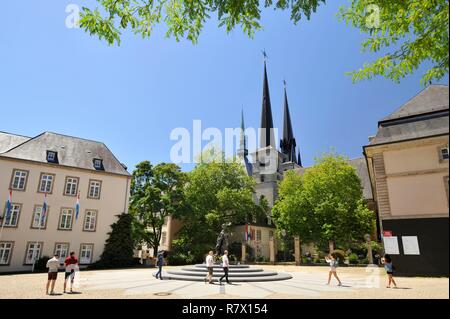 Luxembourg, Luxembourg-ville, place Clairefontaine avec la statue de la Grande-Duchesse Charlotte devant le ministère des Affaires étrangères et de l'Hôtel de Bourgogne construite entre 1474 et 1487 avec la cathédrale en arrière-plan Banque D'Images