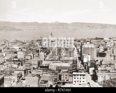 Vue d'ensemble de San Francisco et la baie de l'hôtel Fairmont, montrant le ferry building et, sur la rive opposée, les villes d'Oakland, Berkeley et Alameda, Mt. Diablo est vu dans la distance. Californie, États-Unis d'Amérique), ch. 1915. Merveilleux de Californie, publié en 1915. Banque D'Images