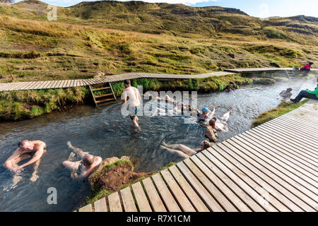 Hveragerdi, Islande - 18 septembre 2018 : De nombreuses personnes se baigner dans les sources chaudes sur le sentier en automne, au cours de Reykjadalur jour dans le sud de l'Islande, golden circl Banque D'Images