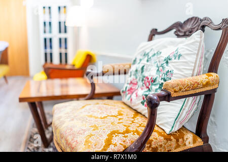 Un confortable fauteuil vintage confortable maison ou chambre salon, floral oreiller, table et porte, lampe lumineuse Banque D'Images