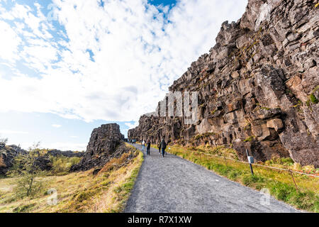 Þingvellir, Islande - 20 septembre 2018 : canyon du Parc National de la plaque continentale de partage au cours de jour paysage, personnage marche sur piste des Golden circl Banque D'Images