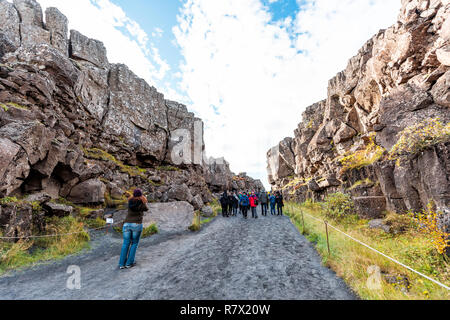 Þingvellir, Islande - 20 septembre 2018 : canyon du Parc National de la plaque continentale de partage durant la journée, les personnes qui prennent du paysage photo sur le sentier Banque D'Images