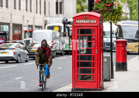 Londres, Royaume-Uni - 12 septembre 2018 : Man riding bicycle in piétonne sur la circulation routière de la rue dans le quartier de Pimlico quartier par vintage retro te rouge Banque D'Images