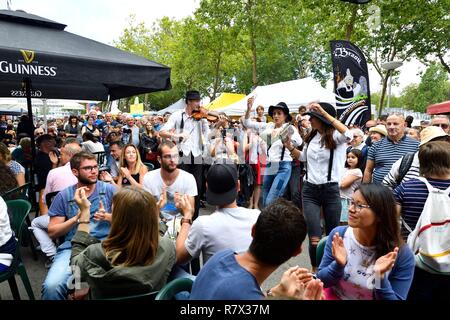 France, Morbihan, Lorient, Festival Interceltique, Celtic music festival qui a lieu tous les ans à Lorient et rassemble des dizaines de groupes de pays et régions d'origine celtique pendant dix jours au cours de la première moitié d'août, les bonbons pub, French Touch concert Banque D'Images