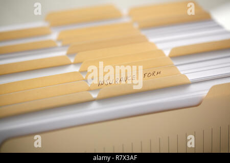 Dossiers jaune avec des étiquettes et du papier dans une rangée Banque D'Images