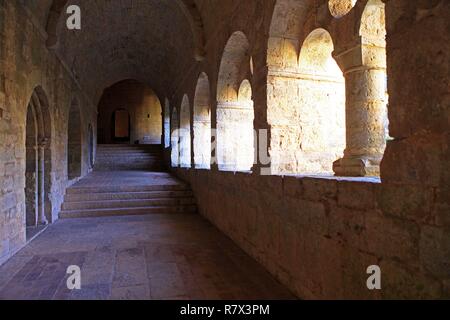 La France, Var, Le Thoronet, abbaye cistercienne du Thoronet construite au xiie et xiiie siècles, le cloître Banque D'Images