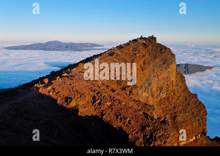 La France, l'île de la réunion, Cilaos, Salazie, coucher du soleil sur le sommet sud du Piton des Neiges, inscrite au Patrimoine Mondial de l'UNESCO Banque D'Images