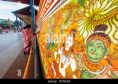 L'Inde, Etat du Kerala, Guruvayur, lieu de pèlerinage autour de Sri Krishna temple, des fresques illustrant la vie de Krishna Banque D'Images