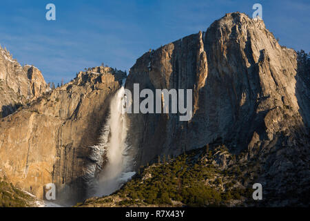 Une réflexion de Yosemite Falls en hiver dans le Parc National Yosemite. La Californie, USA Banque D'Images