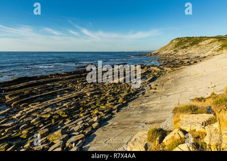 France, Pyrénées Atlantique, Pays Basque, Urrugne, les falaises de flysch de la corniche Basque Banque D'Images