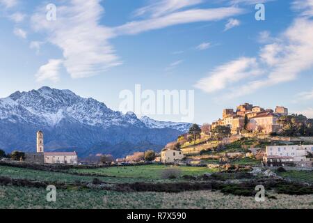 France, Corse, Balagne, village perché de Sant' Antonino, certifié les plus beaux villages de France, aperçu de la village avec l'église de l'Annonciation du XIe siècle Banque D'Images