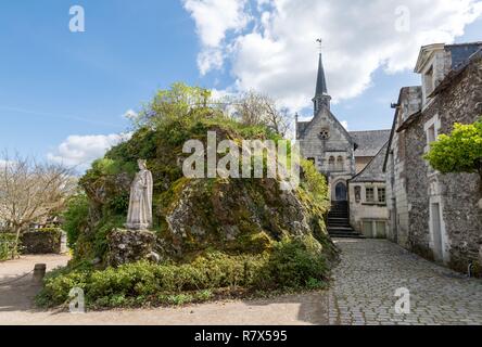 La France, dans le Maine-et-Loire, Behuard, vue globale et Notre-Dame de Behuard, pointe nord de la roche Banque D'Images