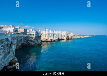 Italie, Pouilles, Polignano a Mare, le centre historique est perché sur une falaise de calcaire surplombant la mer Adriatique Banque D'Images