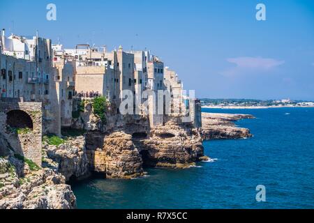 Italie, Pouilles, Polignano a Mare, le centre historique est perché sur une falaise de calcaire surplombant la mer Adriatique Banque D'Images