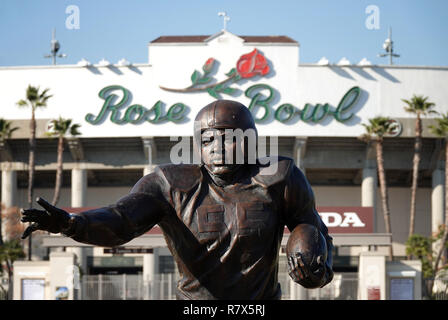 Pasadena, Californie / USA - 17 Février 2018 : une statue de la barrière de couleur de l'athlète de rupture, Jackie Robinson, est illustré à l'extérieur de l'historique Rose Bowl Stadium. Banque D'Images