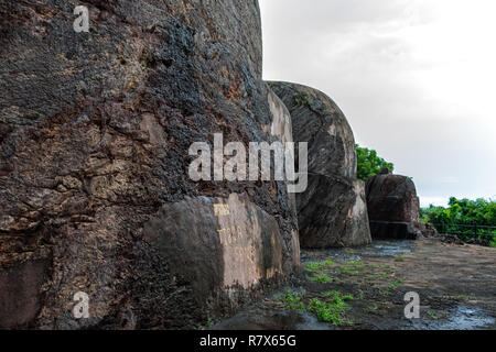nos de grandes pierres sur les collines de Bouddha vue de près sur le village de Sankaram, Visakhapatnam, Inde. Banque D'Images