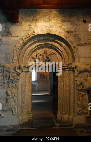 Château du Tyrol, le Tyrol du Sud, Italie : le portail roman de la chapelle du château. Tyrol château abrite le Musée de la Culture du Tyrol du Sud et Provincia Banque D'Images