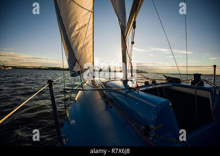 La voile avec mis en place de vol à voile dans une rivière ou la mer au coucher du soleil Banque D'Images