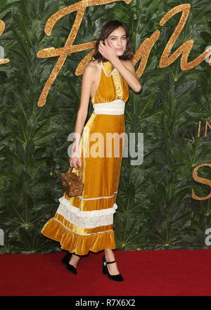 Alexa Chung vu sur le tapis rouge lors de la Fashion Awards 2018 au Royal Albert Hall, de Kensington à Londres. Banque D'Images