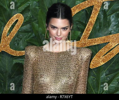 Kendall Jenner vu sur le tapis rouge lors de la Fashion Awards 2018 au Royal Albert Hall, de Kensington à Londres. Banque D'Images