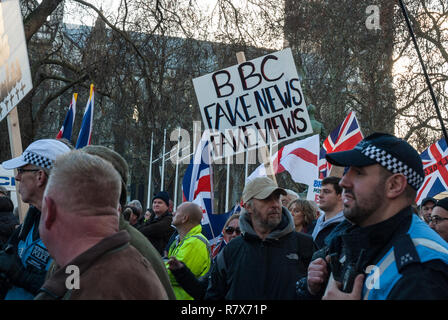 Pro Rally Brexit, Londres UK, organisé par les partisans de l'UKIP avec l'extrême droite. Avec l'étiquette 'BBC NEWS FAUX, FAUX VUES' Banque D'Images