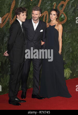 Brooklyn, David et Victoria Beckham sont vus sur le tapis rouge lors de la Fashion Awards 2018 au Royal Albert Hall, de Kensington à Londres. Banque D'Images