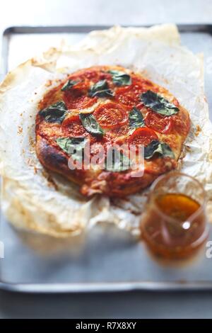 Etats-unis, Louisiane, pizza tomate, basilic, huile, piment et d'origan Banque D'Images