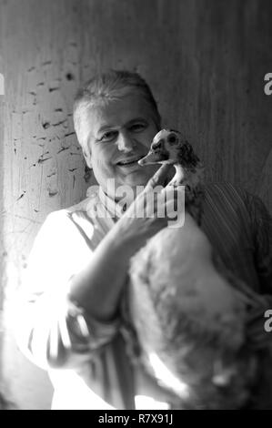 La France, l'Aveyron, Monteils, Jacques Carles' Farm, avec un canard Banque D'Images