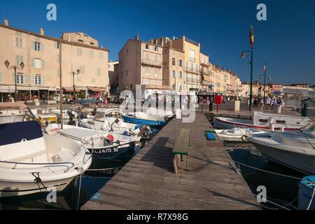 La France, Var, Saint Tropez, l'alignement de pointus dans le vieux port Banque D'Images