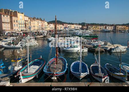 La France, Var, Saint Tropez, l'alignement de pointus dans le vieux port Banque D'Images