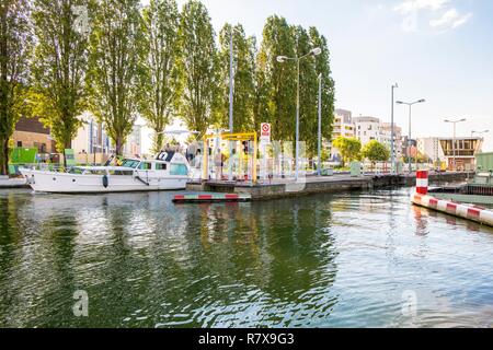 France, Seine Saint Denis, Aubervillers, les rives de la Saint Denis, Saint Denis Canal lock Banque D'Images