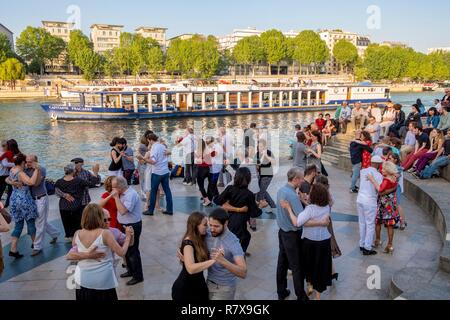 France, Paris, jardin Tino Rossi, soirées d'été, les bords de Seine devenu dancefloor pour Tango Banque D'Images